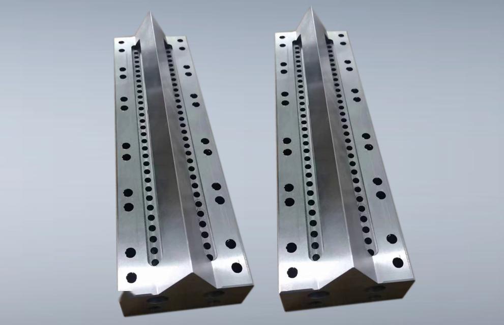 高速鉆攻機(jī)TC-1065:揭秘“熔噴模頭”高效加工(圖1) 高速鉆攻機(jī)TC-1065:揭秘“熔噴模頭”高效加工(圖1)